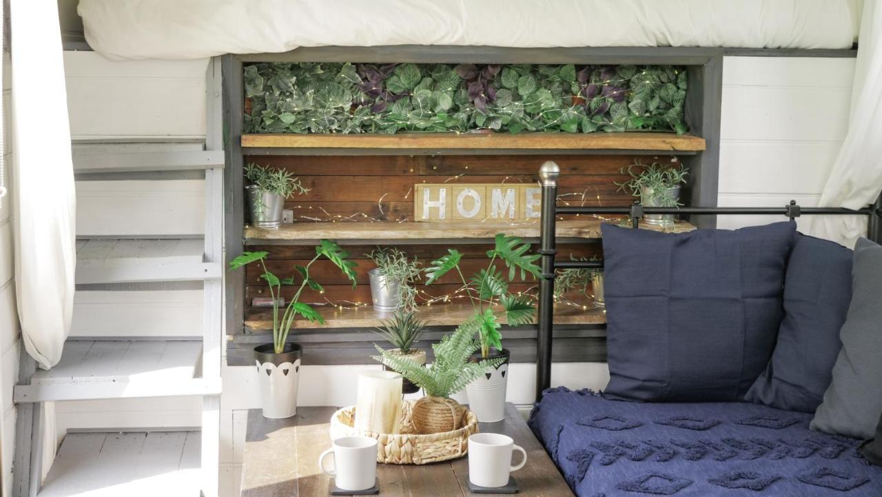 Quirky Vintage Horsebox Conversion With Stunning Views Of Ardingly Reservoir Balcombe Exteriör bild
